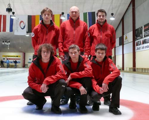 Trenér Karel Kubeška se svým týmem juniorů v lednu 2007 v dánském Tarnby, kde se kvalifikovali na březnové MS 2007. | Foto: www.curling.cz