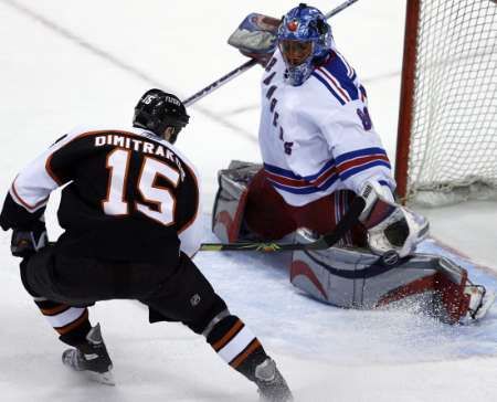 Niko Dimitrakos z Philadelphie překonává gólmana NY Rangers Kevina Weekese. | Foto: Reuters