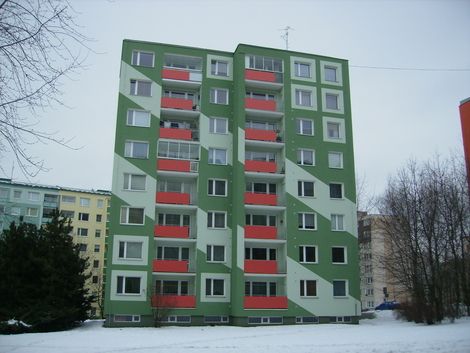 Po rekonstrukci se pěkně vybarvil. V Zelené ulici to ani nešlo jinak. Na ocenění v soutěži Panelák roku to ale nebylo. | Foto: SČMBD