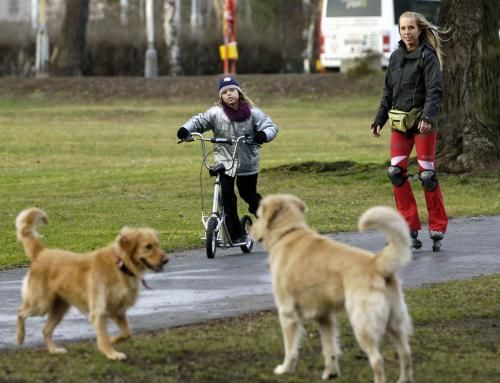 Teploty nad deset stupňů vytáhly sportovně založenou maminku s dcerou do jednoho z pražských parků. | Foto: čtk