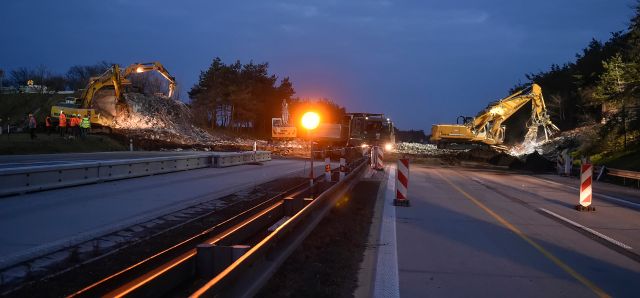 Demolice nadjezdů na dálnici D1 mezi exity Velké Meziříčí - východ a Lhotka | Foto: ČTK