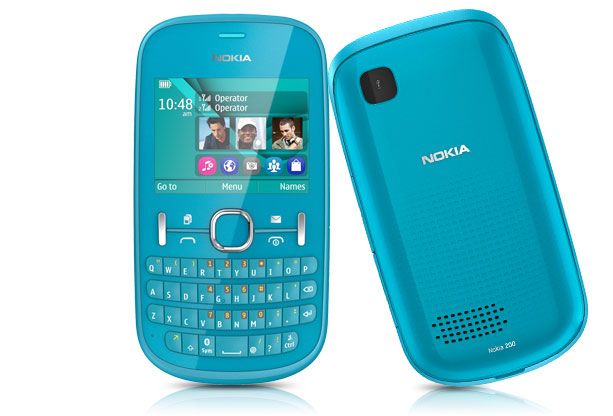 Nokia Asha 200, 201, 300, 303 - levný komunikátor s Angry Birds Kromě dvou telefonů Lumia s operačním systémem Windows představila společnost Nokia čtyři telefony běžící na platformě S40, které vynikají především cenou a předinstalovanou populární hrou Angy Birds. První představený model Asha 200 vyniká podporou dvou SIM a QWERTY klávesnicí. TFT displej má velikost 2,4" a rozlišení 320 x 240 px. Ze zadu telefonuje umístěn 2 MPx fotoaparát s autofocusem. Telefon je vybaven  pamětí 10 MB a podporou micro SDHC karet. Dále obsahuje Bluetooth, USB a 3,5 mm jackem. Rozměry telefonu jsou 115 x 61 x 14 mm. Váha 105 g. Kapacita baterie 1 430 mAh. Na trh by se měl telefon dostat před Vánoci za cenu do dvou tisíc korun. | Foto: NOKIA.COM