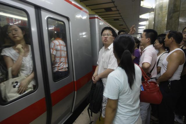 Kvůli přetížení musely být některé stanice pekingského metra dnes uzavřeny. | Foto: Reuters