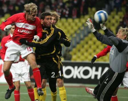 Gólman Bayeru Leverkusen Rene Adler (vpravo) chytá hlavičku Radoslava Kováče ze Spartaku Moskva (vlevo) v utkání Poháru UEFA v Lužnikách. | Foto: Reuters