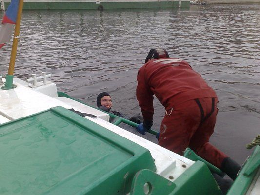 Potápěč se usmívá... nebo mu zamrzl úsměv na rtech? | Foto: Hana Pecinová