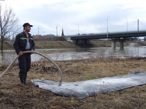 Napouštění vaku. | Foto: HZS Moravskoslezského kraje