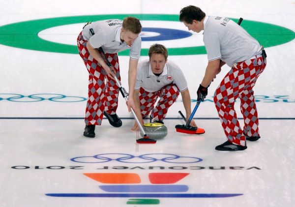 Kalhoty jako ústřední téma olympijské módní policie vedou. Ty, které zvolili norští curlingáři, nešly na ledě přehlédnout. Veselá kostka je odlišila od jinak nudně černých "tesilek" konkurentů. | Foto: Reuters