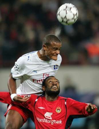 Fotbalista Hamburg SV's Vinsent Kompany (vlevo) hlavičkuje v souboji s Vagnerem Love z CSKA Moskva v zápase skupiny G Ligy mistrtů. | Foto: Reuters