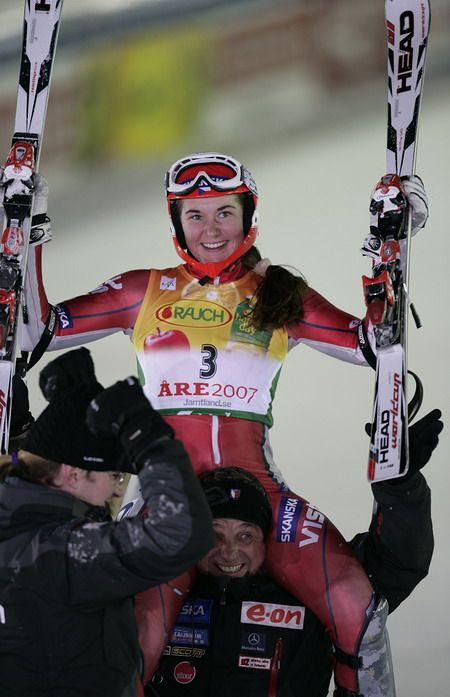 Šárka Záhrobská slaví na ramenou otce a trenéra Petra titul světové šampionky ve slalomu. | Foto: Reuters