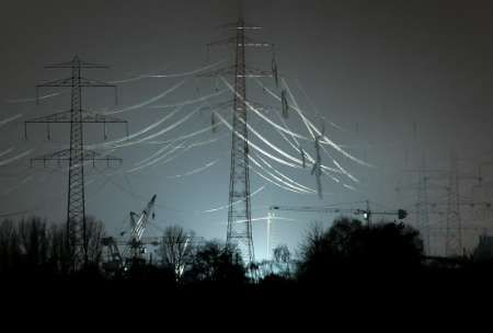 Spadlé dráty vysokého napětí zanechaly mnohé části města bez proudu. | Foto: Reuters