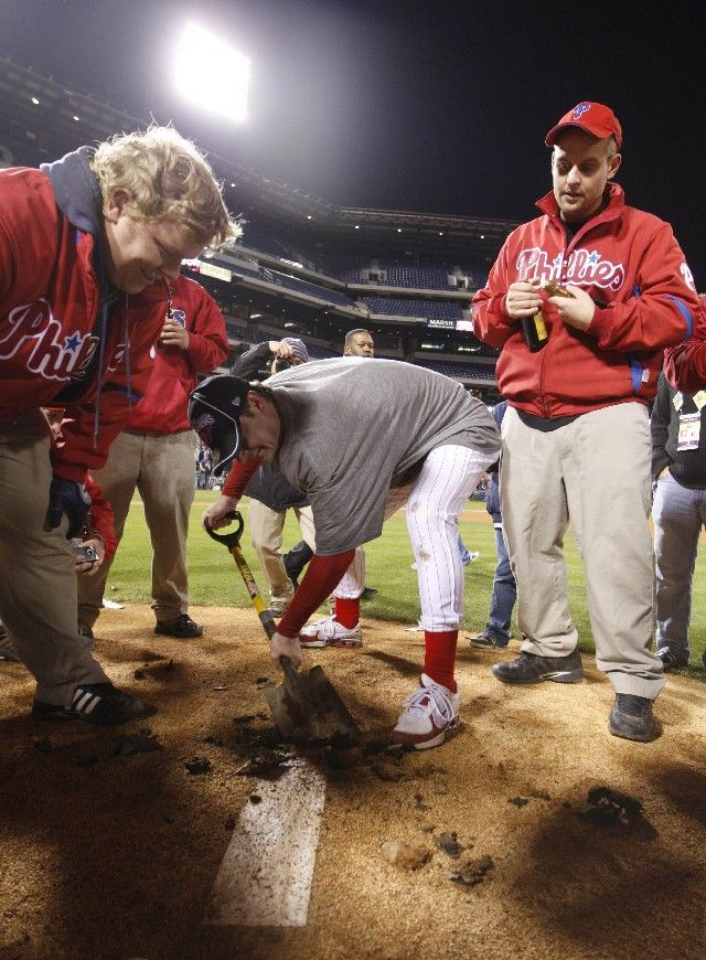 Jamie Moyer si na památku vykopává nadhazovací metu na stadionu basebalistů Philadelphie, která ovládla Světovou sérii. | Foto: Reuters