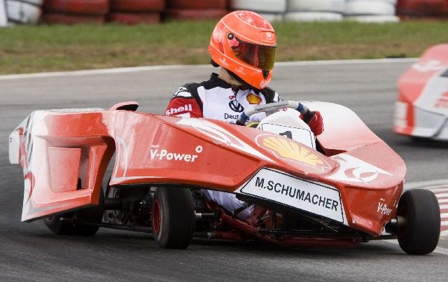 Sedminásobný mistr světa formule jedna Michael Schumacher při exhibičním klání motokár v brazilském Florianopolisu. | Foto: Reuters