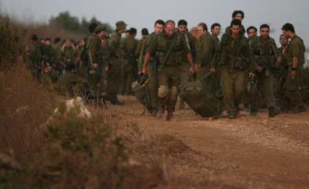 Izraelští vojáci postupují k libanonské hranici. | Foto: Reuters