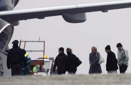 2006: Cestující uneseného letadla přihlížejí evakuaci na pražském letišti. | Foto: Reuters