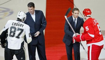 Legendy na ledě. Mario Lemieux se Sidneym Crosbym, Steve Yzerman u Lidstroma. | Foto: Reuters