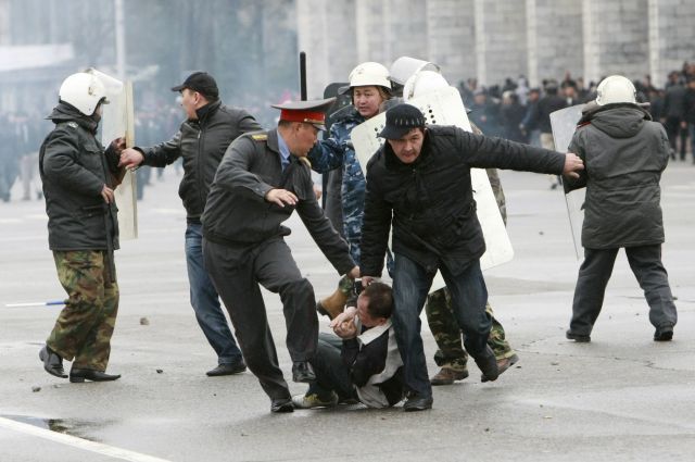 Policie odvléká jednoho z demonstrantů | Foto: Reuters