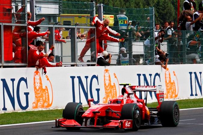 Kimi Räikkönen s Ferrari vítězí ve Velké ceně Belgie. | Foto: Reuters