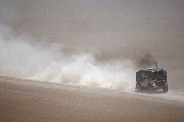 Nizozemec Jack Brouwers se svým Ginafem se ztrácel v mlze už v úterní desáté etapě. | Foto: Reuters