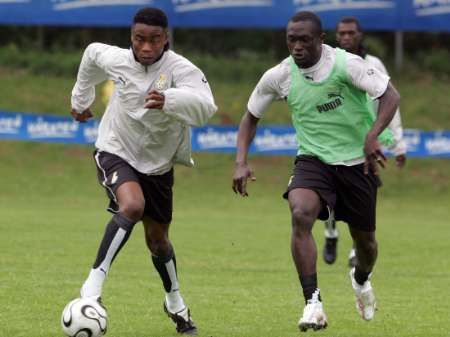 Fotbaloví reprezentanti Ghany Derek Boateng (vlevo) a Alex Tachie-Mensah při soustředění v Rakousku. | Foto: Reuters