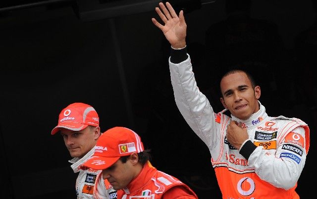 Lewis Hamilton mává divákům po svém vítězství v kvalifikaci na GP Německa. | Foto: Reuters