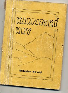 Původní vydání Karpatských her z roku 1982. Kniha vyšla jako neveřejná, určená pouze pro potřeby turistických oddílů. | Foto: Repro Aktuálně.cz