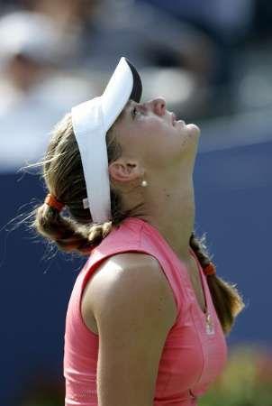 Anna Čekvetadzeová reaguje při semifinále US Open proti krajance Kuzněcovové. | Foto: Reuters