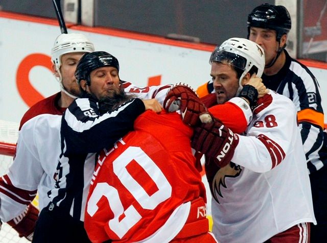 Šarvátka za brankou Detroitu. Pěstmi se po sobě oháněli Drew Miller a Vernon Fiddler. | Foto: Reuters