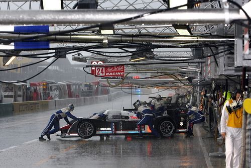 Mechanici tlačí do boxů jeden ze dvou Peugeotů 908 při kvalifikaci na 24 hodin v Le Mans. | Foto: Peugeot