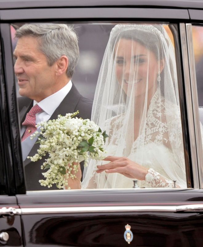 Na hodinu a čtvrt dlouhou ceremonii dorazili svatebčané do westminsterské katedrály svatého Petra, kde je oddal arcibiskup z Canterbury. | Foto: Reuters