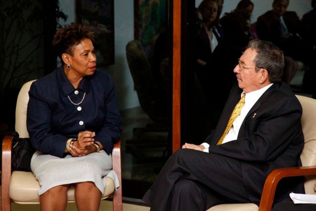 Barbara Lee a Raúl Castro | Foto: Reuters