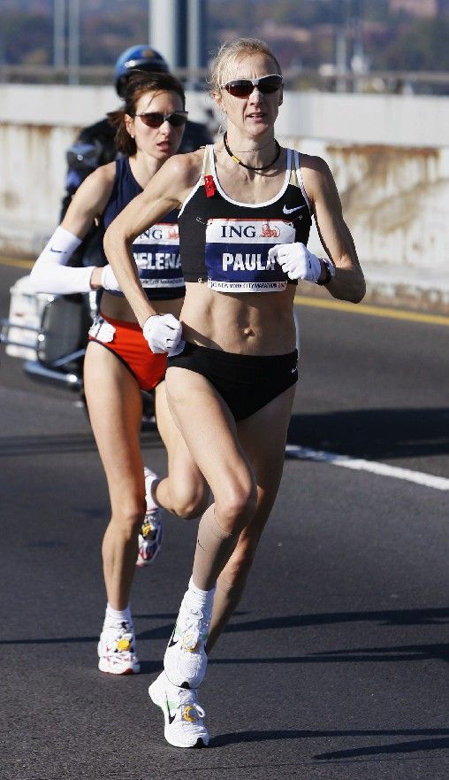 Britská vytrvalkyně Paula Radcliffová (vpředu) a Jelena Prokopčuková z Lotyšska na trati Newyorského maratonu. | Foto: Reuters