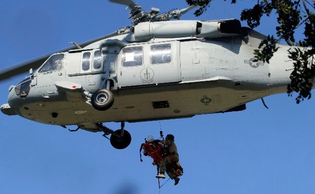 Americký vrtulník vyzvedává zraněného občana USA. | Foto: Reuters