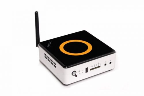 Zotac Zbox nano VD01: VIA - nettop o kterém se mluví 
Malý tělem, dostatečný výkonem. Takový je nový nettop Zbox nano WD01 čínské společnosti Zotac. Plynulý běh je zaručen dvoujádrovým procesorem VIA Nano X2 U4025 s taktovací frekvencí 1,2 GHz a integrovaným grafickým procesorem Chrome 9. Osazen 2 GB RAM a pevným diskem 320 GB bude pouze u verze PLUS. Základní verze bude dodávána pouze  s jedním prázdným slotem DDR3-1066 SO-DIMM a podporou 1 x 2.5" SATA 3.0 Gb/s HDD/SSD. | Foto: zotac.com