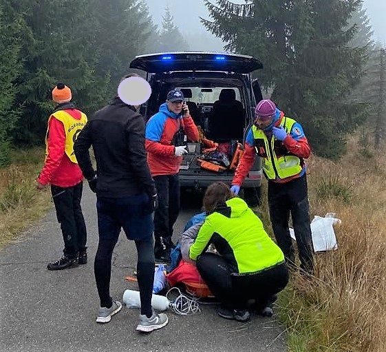 Resuscitace cyklisty v Jizerských horách. | Foto: Horská služba ČR