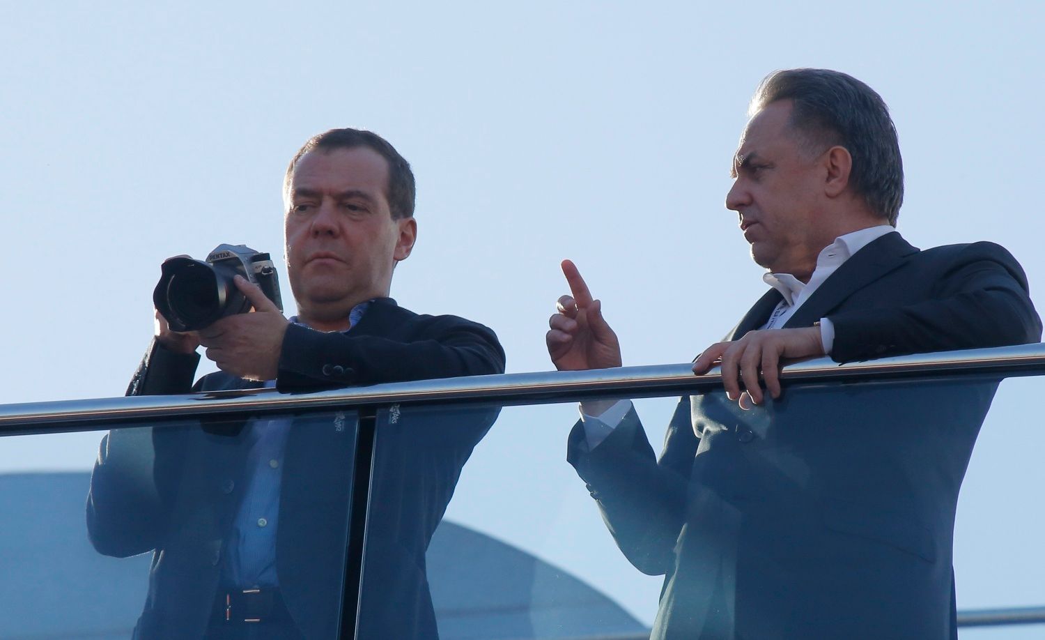 Дмитрий Медведев в наушниках