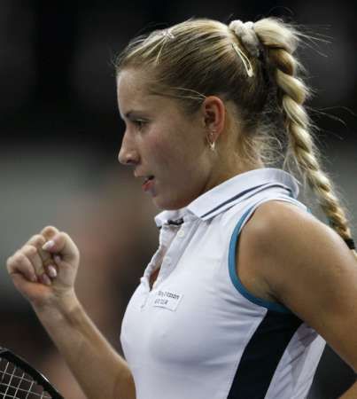 Alona Bondarenko na turnaji v Curychu při utkání s Nicole Vaidišovou | Foto: Reuters