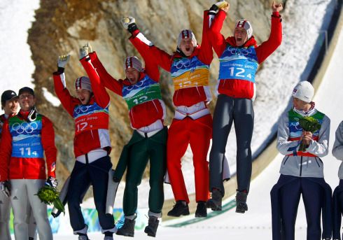 Členové vítězného týmu Rakouska: Wolfgang Loitzl, Andreas Kofler, Thomas Morgenstern a Gregor Schlierenzauer | Foto: Reuters