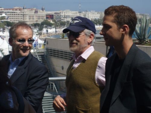 Cannes: Na tiskovku Indyho Jonese přichází Steven Spielberg se Shiou Labeoufem | Foto: Irena Hejdová