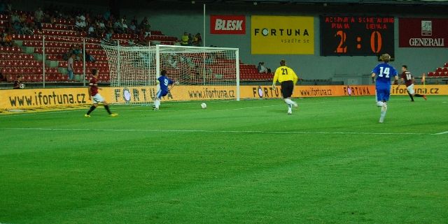 Také Zeman mohl skórovat, ale jeho míč z brankové čáry vykopl jeden z beků Liepajasu. | Foto: Jakub Šafránek