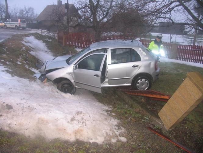 Zraněného spolujezdce nechal v havarovaném autě a utekl | Foto: Policie ČR