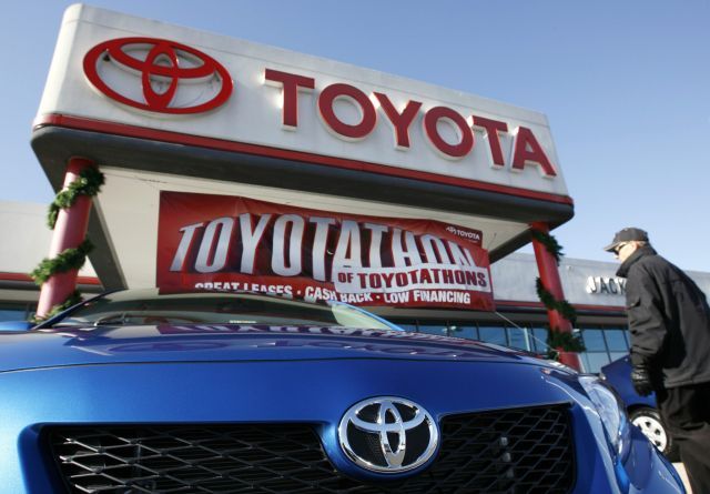 Toyota, donedávna pokládána za výrobce nejspolehlivějších aut na světě, dostává v poslední době ránu za ranou. | Foto: Reuters