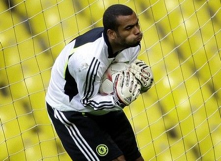 Zachytal si i Ashley Cole. | Foto: Reuters