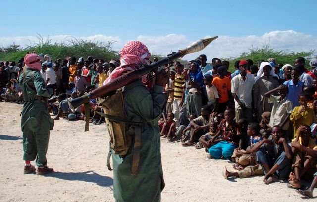 Radikální milice Šabáb na okraji Mogadiša. Předvádějí svoji výstroj civilistům. Listopad 2008 | Foto: Reuters