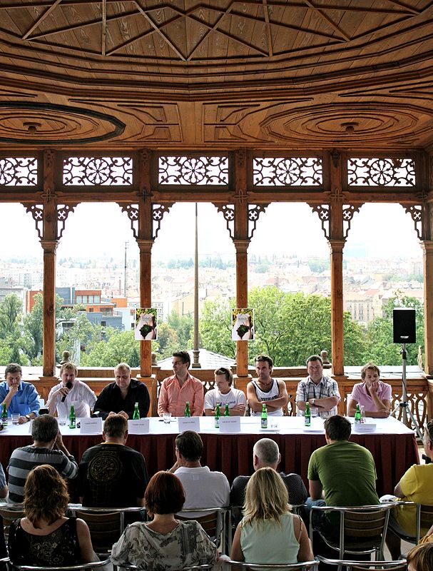 Tvůrci nového filmu Bobule představili své záměry na altánku Gröbeho vily, který je obklopen malou vinicí. | Foto: Tomáš Adamec, Aktuálně.cz