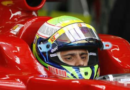 Felippe Massa při výjezdu z garáží Ferrari v Malajsii. Po svém návratu z kvalifikace vypadl | Foto: Václav Rojík