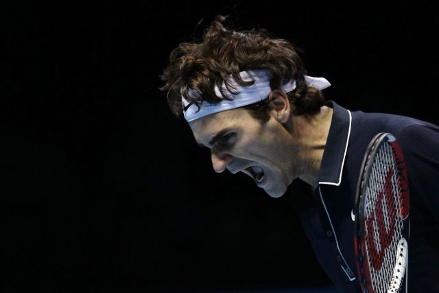 Roger Federer se hecoval jak mohl, ale na Rusa nestačil. | Foto: Reuters