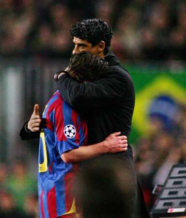 Barcelonský kouč Frank Rijkaard (vpravo) objímá svého hráče Lionela Messiho, který kvůli zranění musel opustit trávník přízápase s Chelsea. | Foto: Reuters