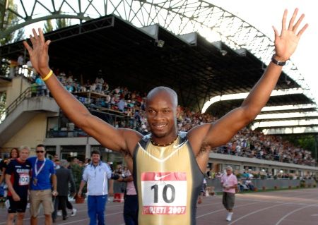 Světový rekordman Asafa Powell v Rieti. | Foto: Reuters