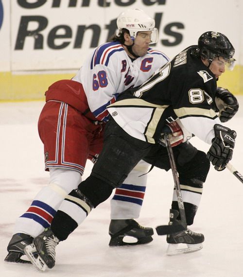 Jaromír Jágr z New Yorku Rangers (vlevo) brání pittsburghského Sidneye Crosbyho. | Foto: Reuters