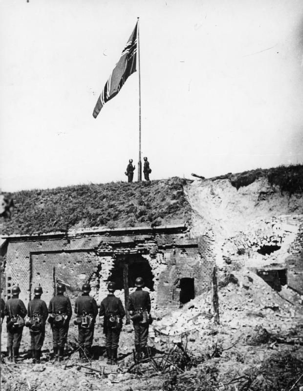 Vlajka německých vojáků nad základnou Westerplatte. | Foto: Wikipedia / Public domain